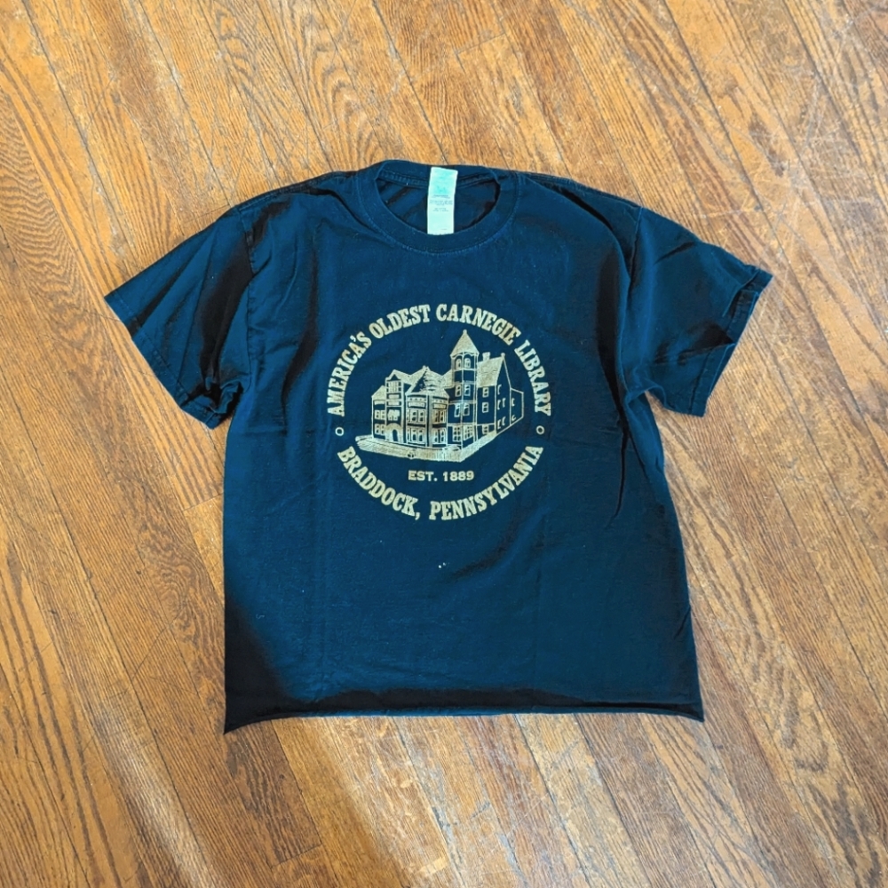 America's Oldest Carnegie Library Braddock PA T-shirt mens small Cropped